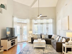 House, Multiple Beds (Thirsty Turtle) | Living area | TV