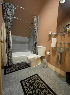 Secador de pelo, toallas, jabón, papel higiénico