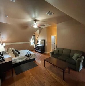 1 habitación, tabla de planchar con plancha, wifi gratis y ropa de cama 