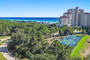 شقة - سرير ملكي مع أريكة سرير (Summit at Tops'l 714) | ملعب رياضي