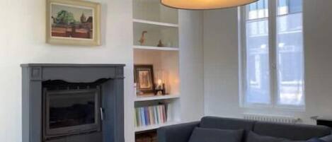 テレビ、暖炉、テーブルサッカー台、書庫