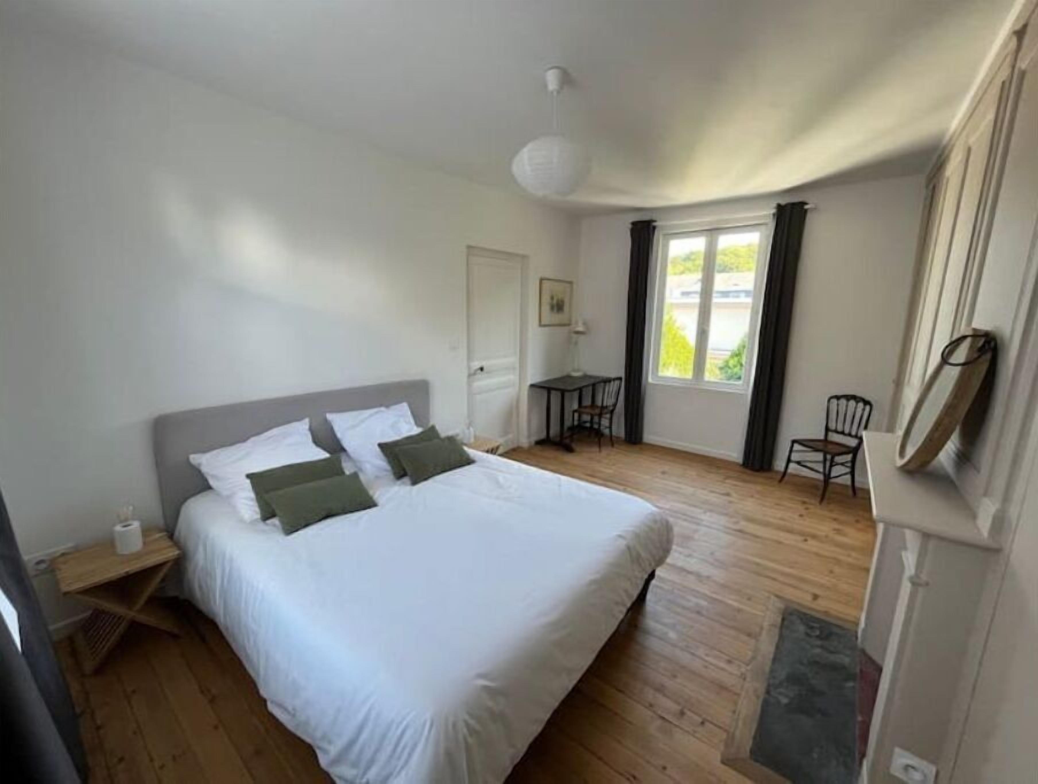 5 habitaciones, caja de seguridad en la habitación y escritorio 