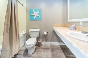 Apartamento, varias camas (Luau II 6425- Suite Destin-ation) | Baño | Artículos de higiene personal gratuitos, toallas y jabón