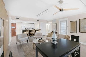 Condo, 1 cama Queen size y sofá cama (Grand Sandestin 2226) | Área de sala de estar | Televisión 