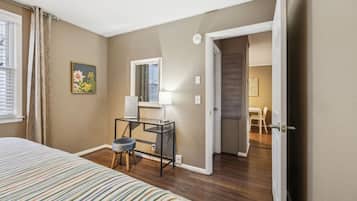 2 quartos, escrivaninha, ferros/tábuas de passar roupa, berço de viagem