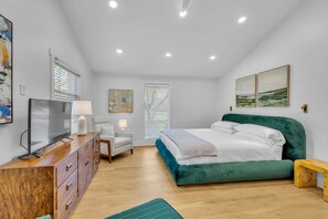 4 chambres, bureau, fer et planche à repasser, lit parapluie