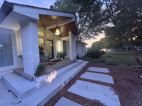 The Lakehouse- pool, hot tub, lakefront