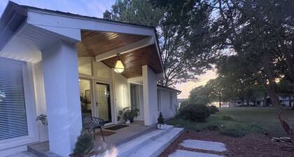 The Lakehouse- pool, hot tub, lakefront