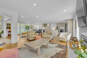 Smart-TV, Kamin, Musikbibliothek, Stereoanlage