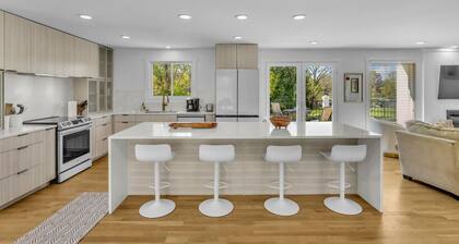 Stylish and spacious with pool, hot tub, and lakefront