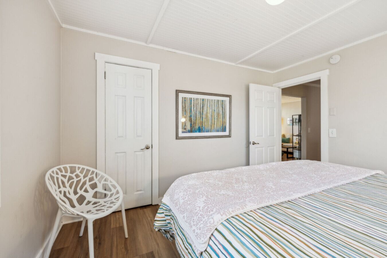 2 bedrooms, desk, iron/ironing board, travel crib