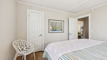 2 Schlafzimmer, Schreibtisch, Bügeleisen/Bügelbrett, Reisekinderbett