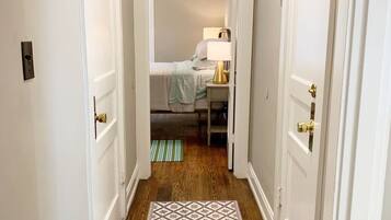 3 dormitorios, escritorio, tabla de planchar con plancha y cuna de viaje