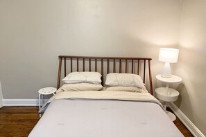 3 slaapkamers, een bureau, een strijkplank/strijkijzer, reisbedje