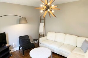 Smart TV - Spacious private home 4 miles to downtown (Nashville)