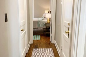 3 chambres, bureau, fer et planche à repasser, lit parapluie