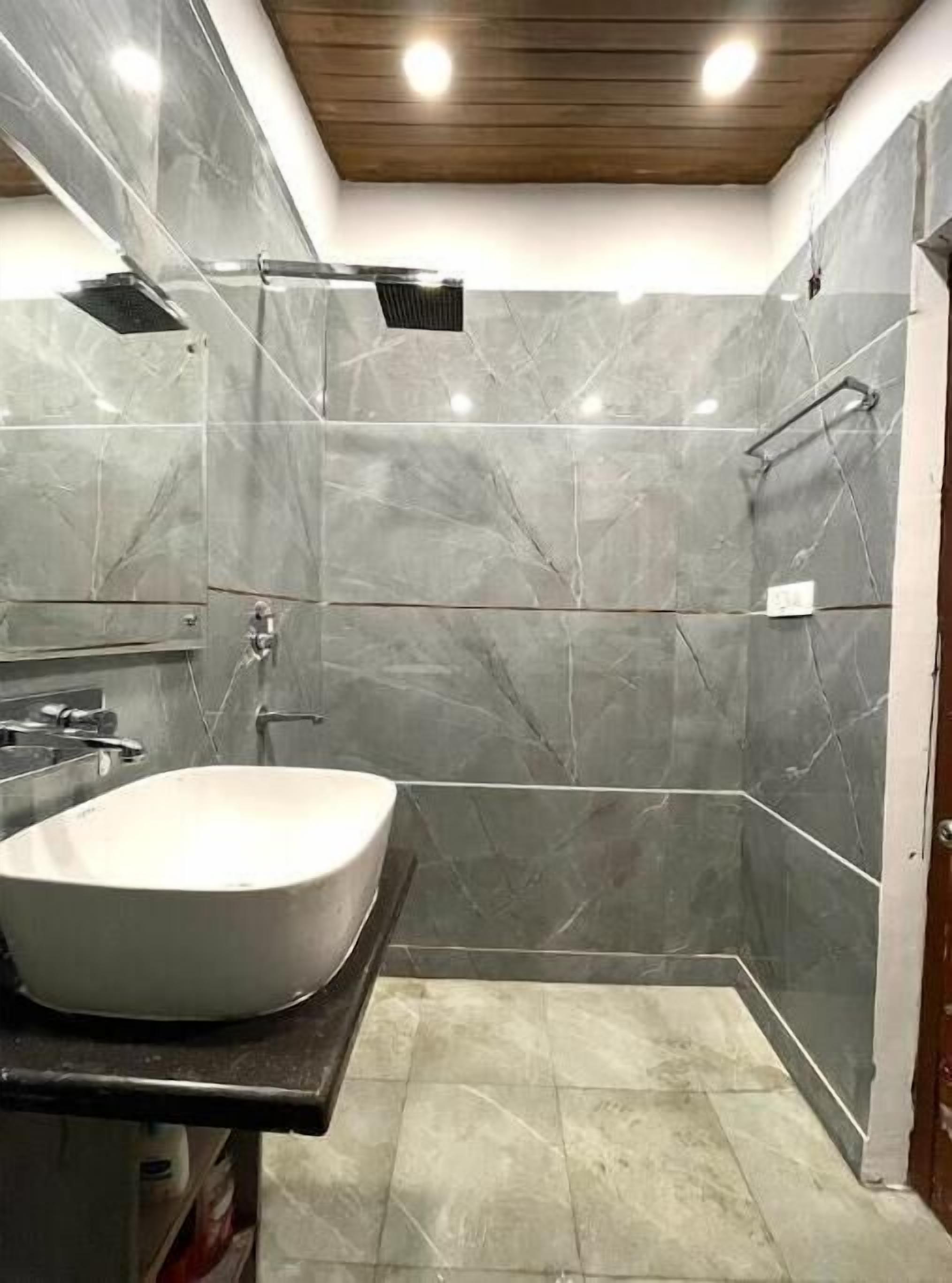Douche, savon, shampoing, papier toilette