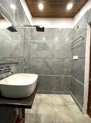 Dusche, Seife, Shampoo, Toilettenpapier