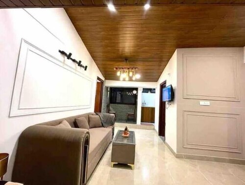 Cozy apartment located in landour just 10 min walk from mall road!