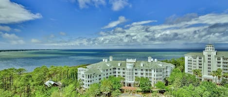 Um grande resort com vários edifícios, piscina e vista para o oceano.
