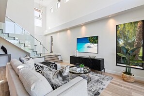 Smart TV - Gorgeous Luxury Home on 2nd Hole Gainey Ranch Golf Course! Pools, PickleBall,Gym (Scottsdale)