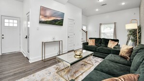 Unclassified image, 4 of 38, button - NEW,Vibrant, 4BR house, centrally located, photo wall, Gated  (Houston)