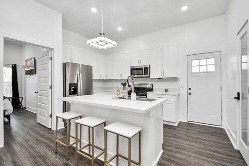 NEW,Vibrant, 4BR house, centrally located, photo wall, Gated 