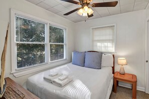 3 soverom, skrivebord, strykejern/-brett og reiseseng for barn