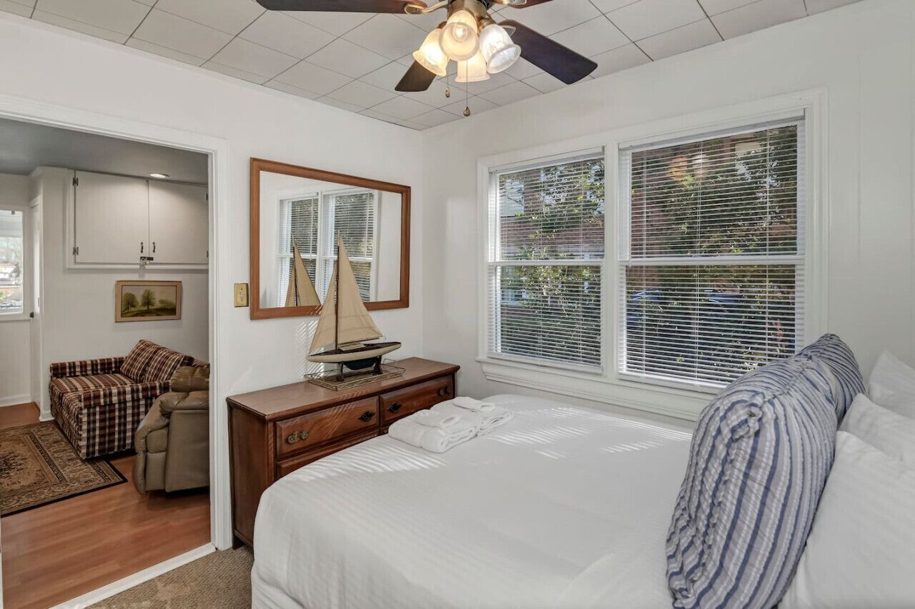 3 habitaciones, escritorio y tabla de planchar con plancha 