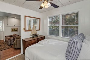 3 Schlafzimmer, Schreibtisch, Bügeleisen/Bügelbrett, Reisekinderbett