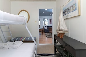 3 室のベッドルーム、デスク、アイロン / アイロン台、旅行用ベビーベッド