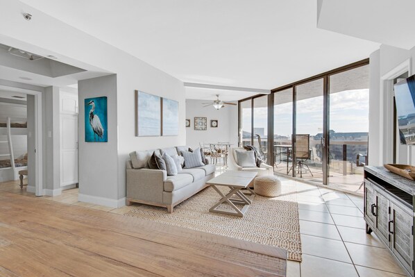 Condo, varias camas (Surfside Resort #503) | Área de sala de estar | Televisión 