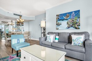 Appart'hôtel, plusieurs lits (Surfside Resort #309) | Coin séjour | Télévision