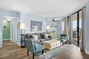 Leilighet, flere senger (Surfside Resort #309) | Oppholdsområde | TV