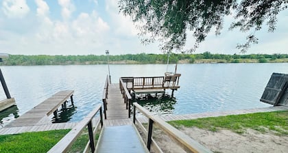 Marina’s Cozy Cottage. Family friendly with cold AC in summer and warm winters!