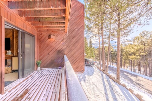 Slope Side Condo ⛷ Stunning Views 🏔 Steps to the Mountain & has a Game Room! 