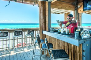 Appart'hôtel, plusieurs lits (Surfside Resort #1409) | Bar (sur place)