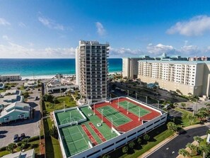 Appartamento, letti multipli (Surfside Resort #1103) | Campo sportivo