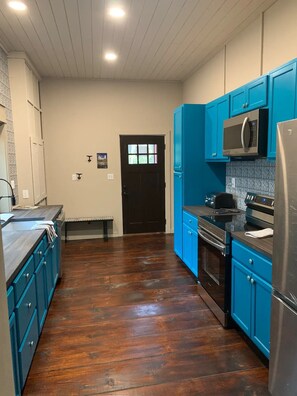 冷蔵庫、電子レンジ、オーブン、コンロ