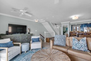 Ferienhaus, Mehrere Betten (Sunchase Townhouse #1) | Wohnbereich | Fernseher