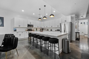 冷蔵庫、電子レンジ、オーブン、コンロ