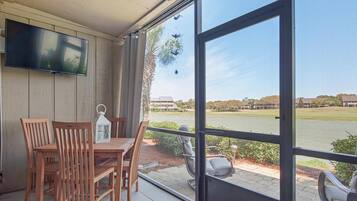 Condo, 1 King Bed with Sofa bed (Seascape Lakefront Villas 121- Uncork) | Dining