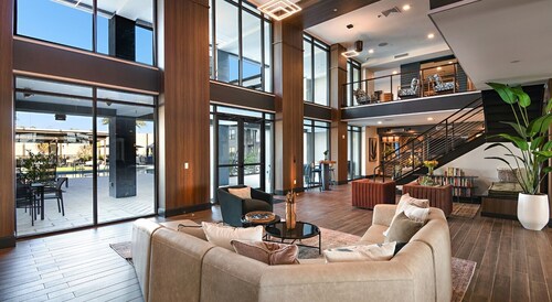 Elegant 2 King Beds Southside with Pool and Gym Near Mayo Clinic UNF and Beaches