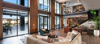 Elegant 2 King Beds Southside with Pool and Gym Near Mayo Clinic UNF and Beaches