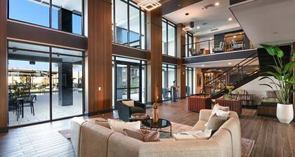 Elegant 2 King Beds Southside with Pool and Gym Near Mayo Clinic UNF and Beaches