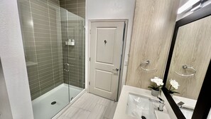 Dusche, umweltfreundliche Kosmetikartikel, Haartrockner, Handtücher