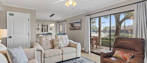 Leilighet, 1 queensize-seng med sovesofa (Seascape 38A) | Oppholdsområde | TV