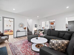 تلفزيون ذكي، ألعاب فيديو، كرة قدم الطاولة، مكتب