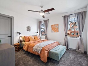 4 bedrooms, desk, iron/ironing board, travel cot - Gorgeous Remodel|Game Room|Sleeps 8 (Akron)