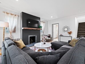 تلفزيون ذكي، ألعاب فيديو، كرة قدم الطاولة، مكتب